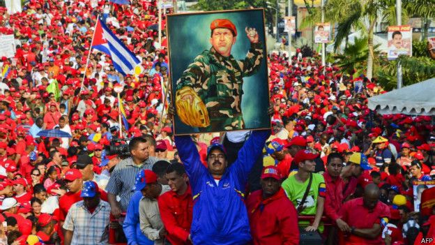 El presidente venezolano, Nicolás Maduro, sostiene un retrato de su fallecido antecesor Hugo Chávez.