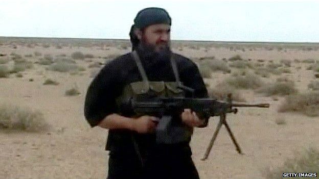 Militante de Estado Islámico disparando un arma
