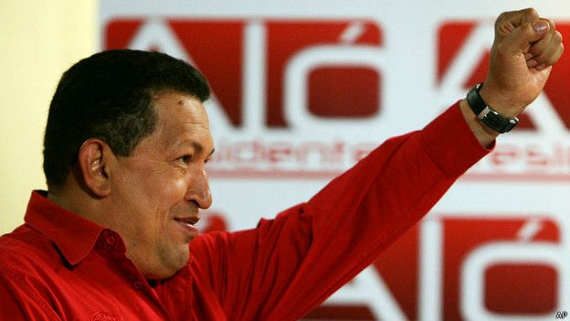 El fallecido presidente venezolano Hugo Chávez alza su puño izquierdo.