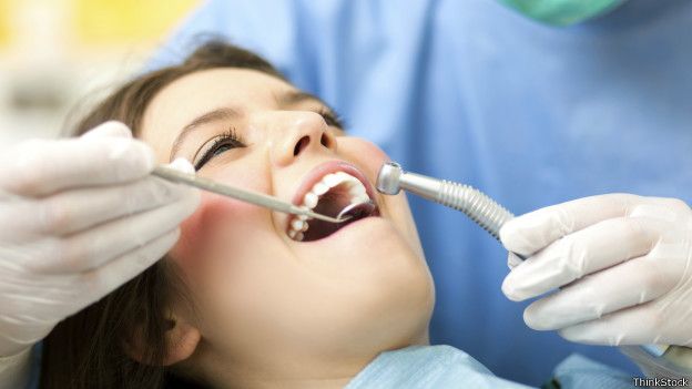 Algunos de estos consejos también pueden ayudar a los niños a establecer una relación normal con los dentistas desde una edad muy temprana. Paciente en el dentista