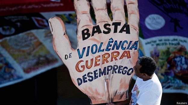 Un brasileño sostiene un cartel que dice 