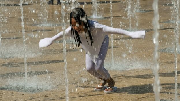 Niña que juega en una fuente de agua en Ciudad de México