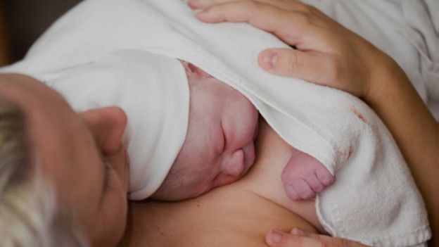 Mujer con bebé recién nacido