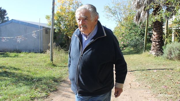 Expresidente uruguayom José Mujica, camina en su chacra de Montevideo.