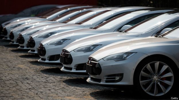 Varios Tesla S en una venta de automóviles en Shangái