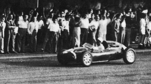 Stirling Moss cruza la línea de llegada del Gran Premio de Argentina en 1958