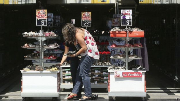 Una mujer se prueba zapatos en una tienda de Sao Paulo.