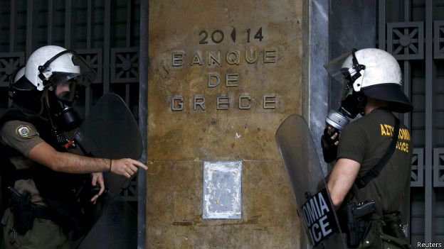 Policías frente a la sede del Banco de Grecia.