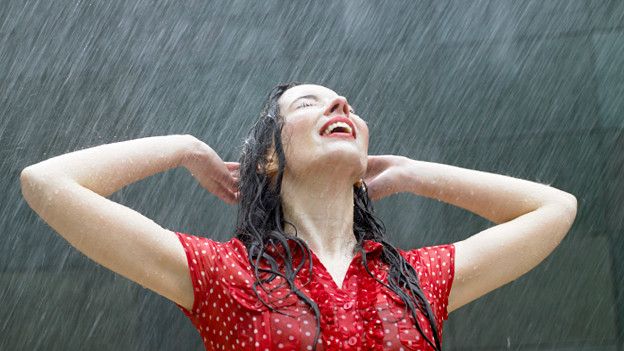 soaked to the skin 湿透了