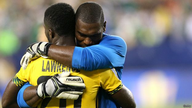 Dos jugadores jamaiquinos se abrazan