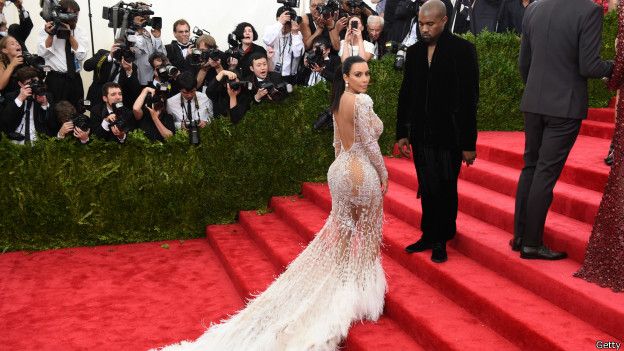 Para algunos expertos, Kim no es una marca que se impone, es una marca que se ha dejado llevar por sus consumidores. De celebridad se ha convertido en un verdadero ícono de la cultura popular. Kim Kardashian en alfombra roja