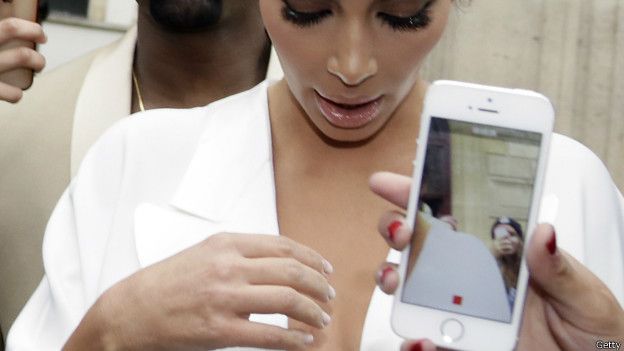 En su estrategia siempre implementa una coordinación de distintas plataformas: primero enviar una imagen provocadora que no revele mucho en Instagram, que luego sea tuiteada, y que al día siguiente sea compartida a través de su blog. Kim Kardashian