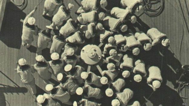 Marinos levantando el ancla