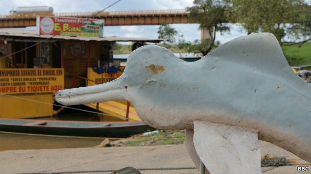 Los delfines rosados son el principal atractivo turístico natural de la zona. Escultura de delfín rosado
