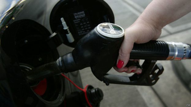 Cargan un auto con gasolina diésel
