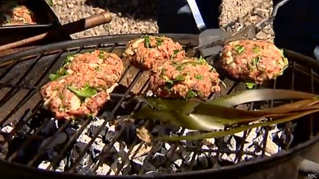 Esta barbacoa tiene hamburguesas caseras aliñadas con algas. Hamburguesas caseras aliñadas con algas