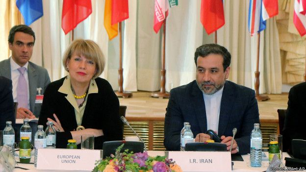 Helga Schmid e Abbas Araghchi (Foto: Ronald Zak/AP)