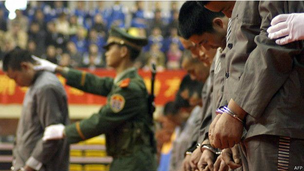 Prisioneros chinos esposados