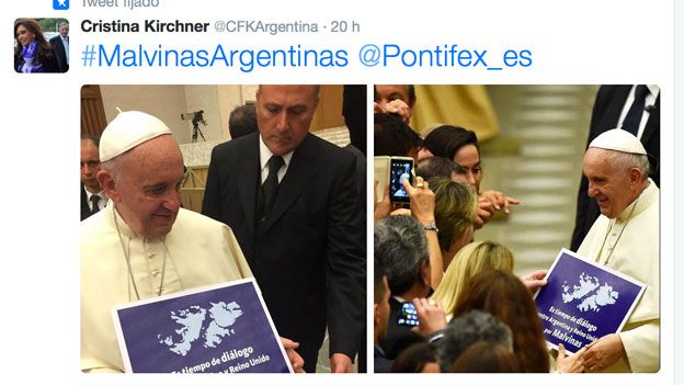 Papa Francisco con un cartel de Malvinas