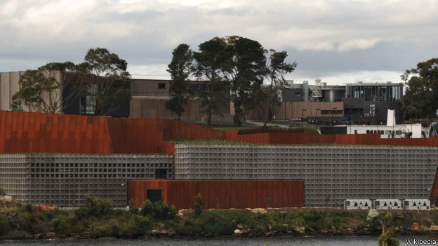 Este museo, en Tasmania, se inauguró en enero de 2011. Es el museo privado más grande de Australia. No tiene ventanas y el ambiente es deliberadamente inquietante y ominoso.