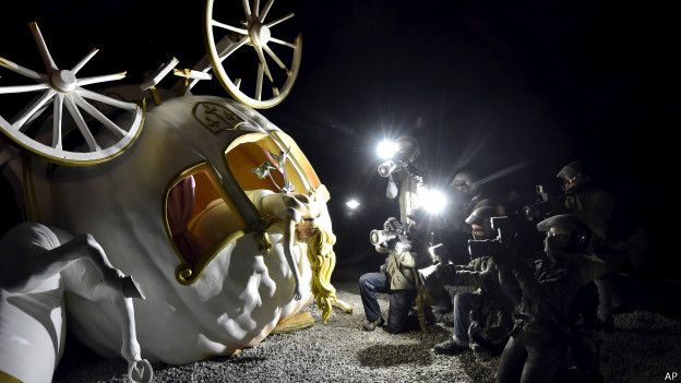 dismaland, carro cenicienta, rodeada de paparazzi