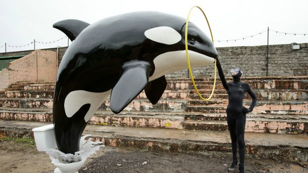 dismaland, ballena
