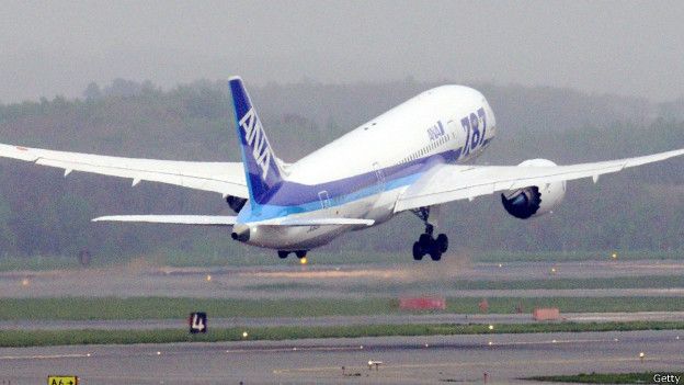 En 2013 la línea japonesa ANA varó su flota de aviones Dreamliners debido a un incidente que involucró baterías de litio. Avión de la agencia japonesa ANA