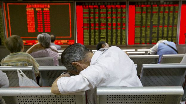 Inversor chino observa cómo cae la bolsa china