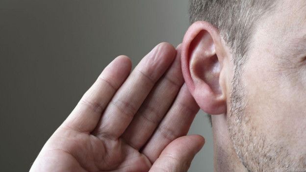 Una persona que escucha