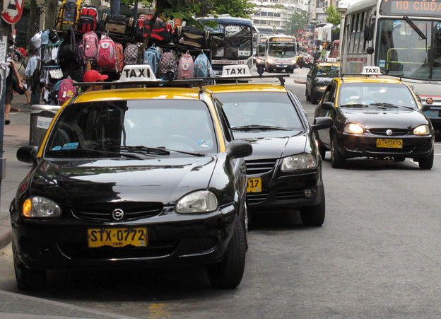 Los taxis y omnibuses son dos de los sectores que reclaman que se restrinja el uso de efectivo, por cuestiones de seguridad. Taxis y omnibuses en Montevideo.