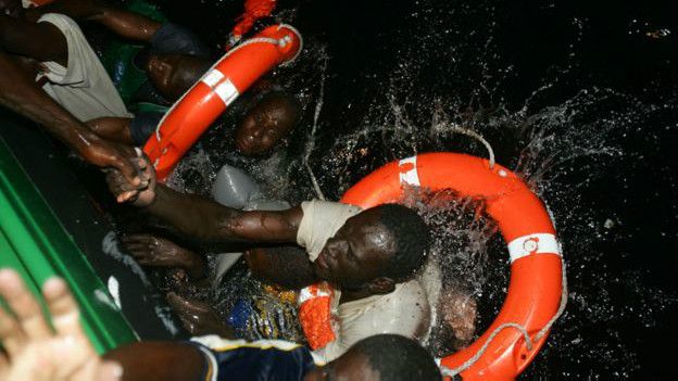 Inmigrantes son rescatados del agua en el Mediterràneo