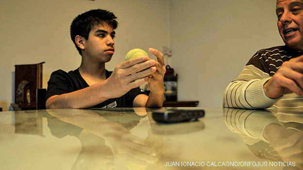 Joaquín y su padre Enrique (foto: Juan Ignacio Calcagno/Infojus Noticias)
