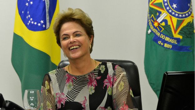 La presidenta brasileña, Dilma Rousseff, sonríe.