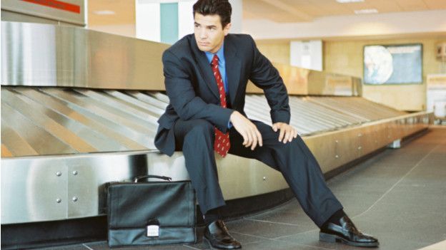 Una persona esperando que llegue su maleta