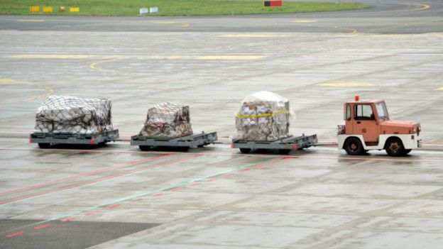 Camión de carga transporta maletas