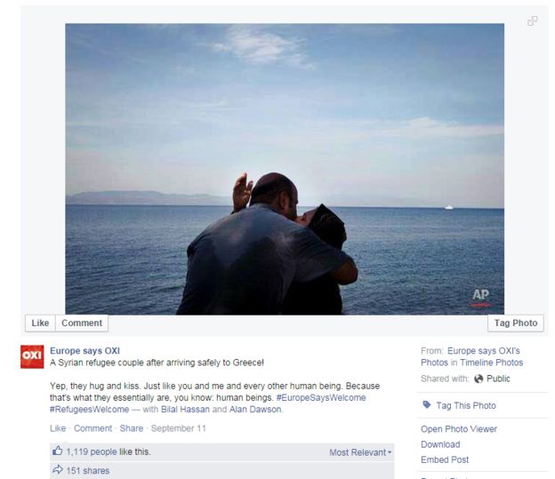 Una pareja se besa tras alcanzar la costa de Grecia