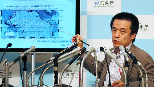 Conferencia de prensa sobre alerta de tsunamis en Japón