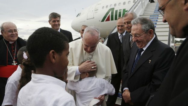 El papa Francisco y Raúl Castro