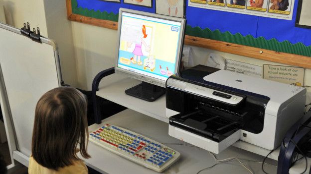 Computadora en salón de clase