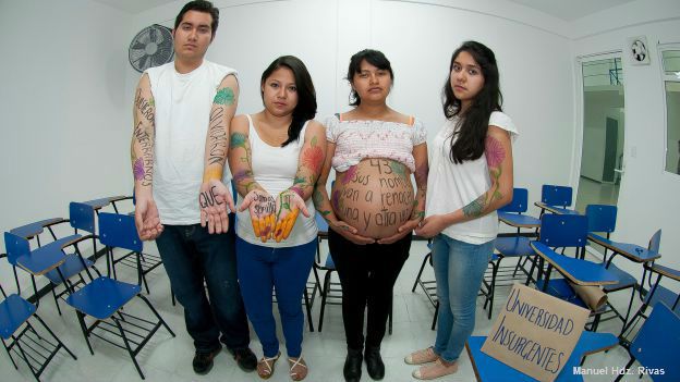 Exposición Acción Visual por Ayotzinapa organizada por el fotógrafo Marcelo Brodsky