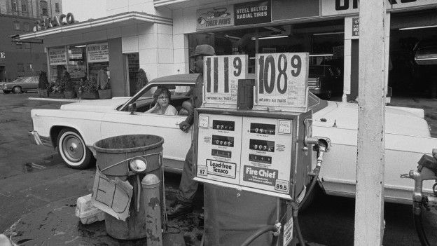 Una persona en una estación de gasolina en Estados Unidos en los años 70