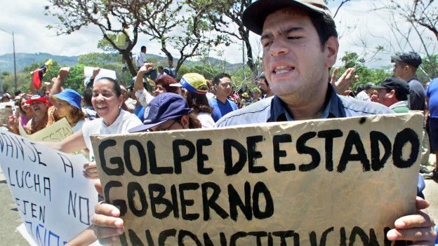 Una manifestación durante los días del golpe de 2002, en Venezuela
