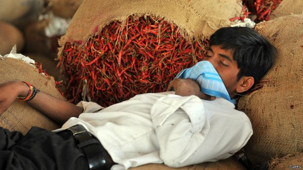 Un hombre duerme sobre un saco de chile picante