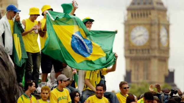 Brasileños celebrando un partido de fútbol en Londres