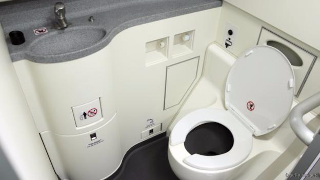 Algunos aviones pueden hacer dos o tres vuelos sin que limpien o vacíen los baños. Un baño de un avión