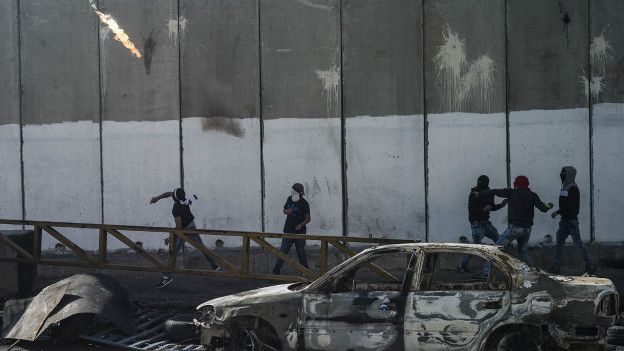 Palestinos lanzan cocteles molotov.