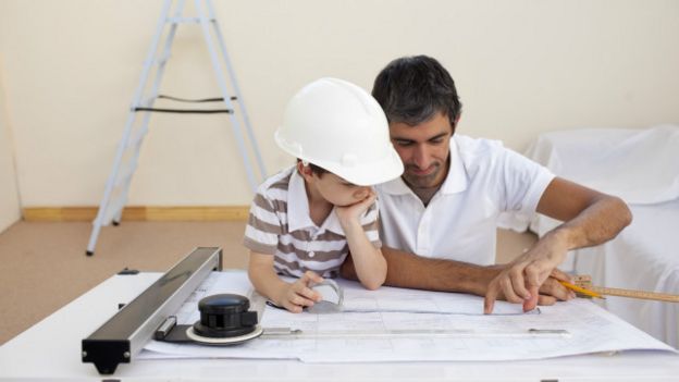 Un padre arquitecto con su hijo en una construcción