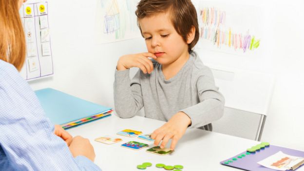 Un niño identificando tarjetas