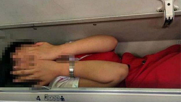 Azafata china encerrada en el maletero del avión