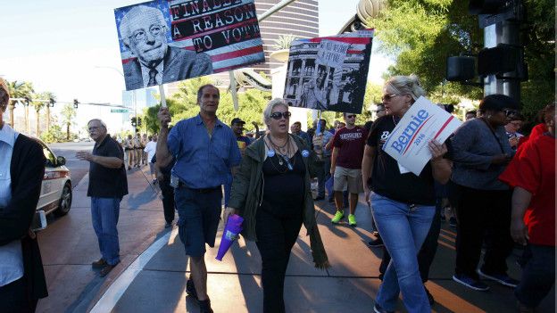 Adeptos de Sanders llegan al recinto del debate